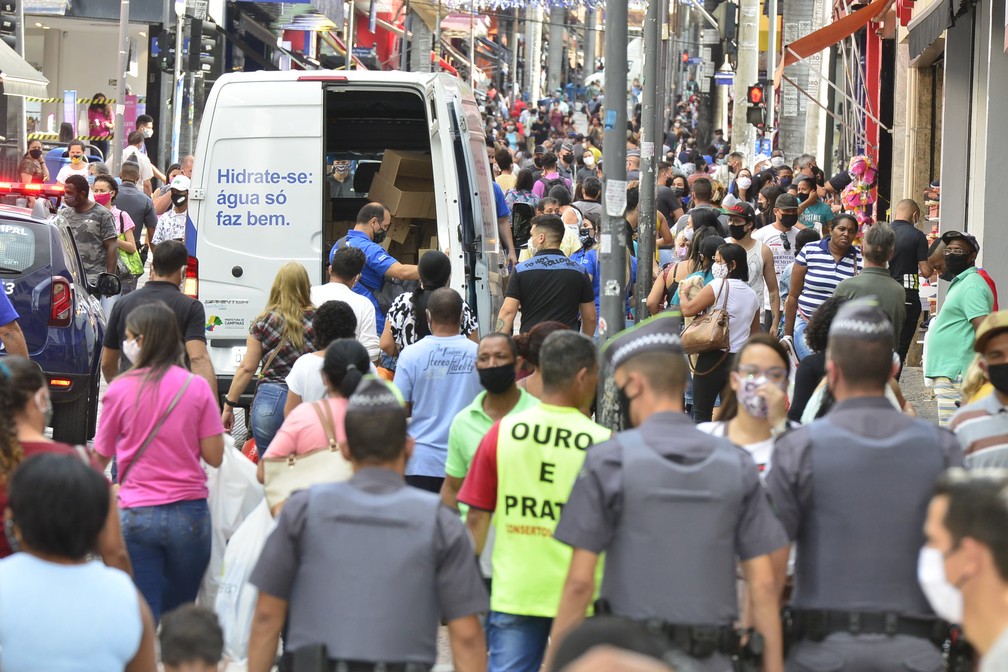 Cidades de SP que iniciaram maior abertura tiveram alta acima da média em internações